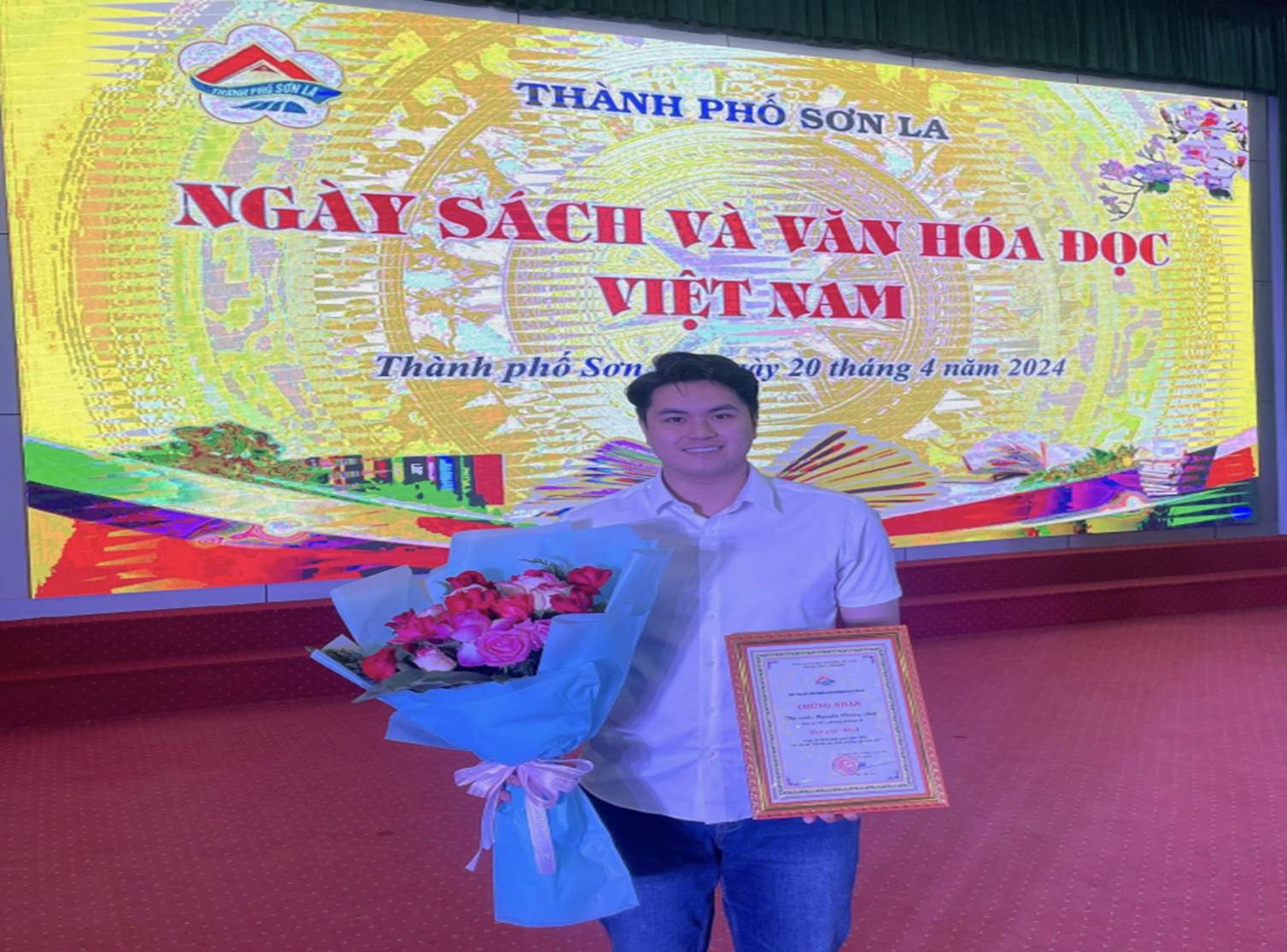 Choáng ngợp trước căn biệt thự nguy nga như cung điện của chồng hoa khôi bóng chuyền Việt Hương, học vấn của chàng còn đáng nể hơn-4