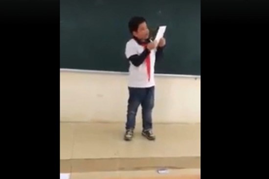 Học sinh tiểu học làm văn tưởng tượng cảnh mình biến thành 1 con lợn, đọc câu cuối mà