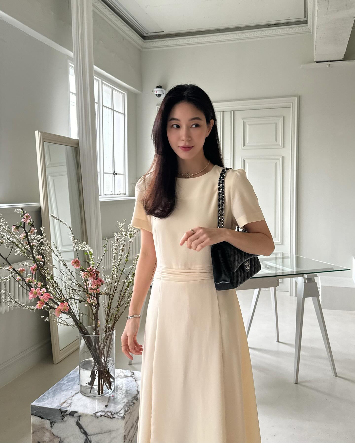 4 mẫu váy liền tươi trẻ, nhất định phải có trong tủ đồ mùa hè của quý cô trên 40 tuổi-9