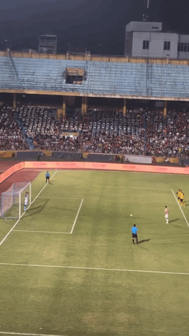 Bạn gái hotgirl của Văn Thanh lọt mắt xanh cameraman khi cùng Độ Mixi bất ngờ xuất hiện trên khán đài-2