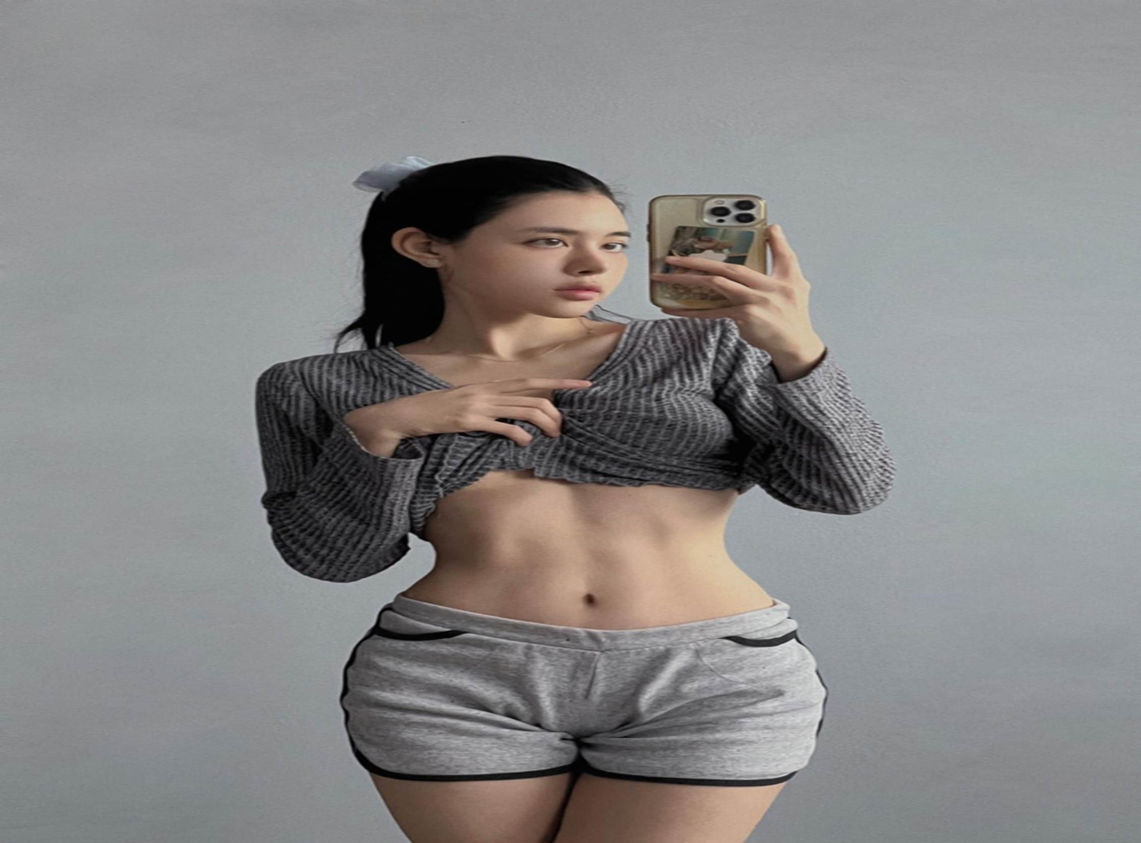 Bạn gái hotgirl của Văn Thanh lọt mắt xanh cameraman khi cùng Độ Mixi bất ngờ xuất hiện trên khán đài-3