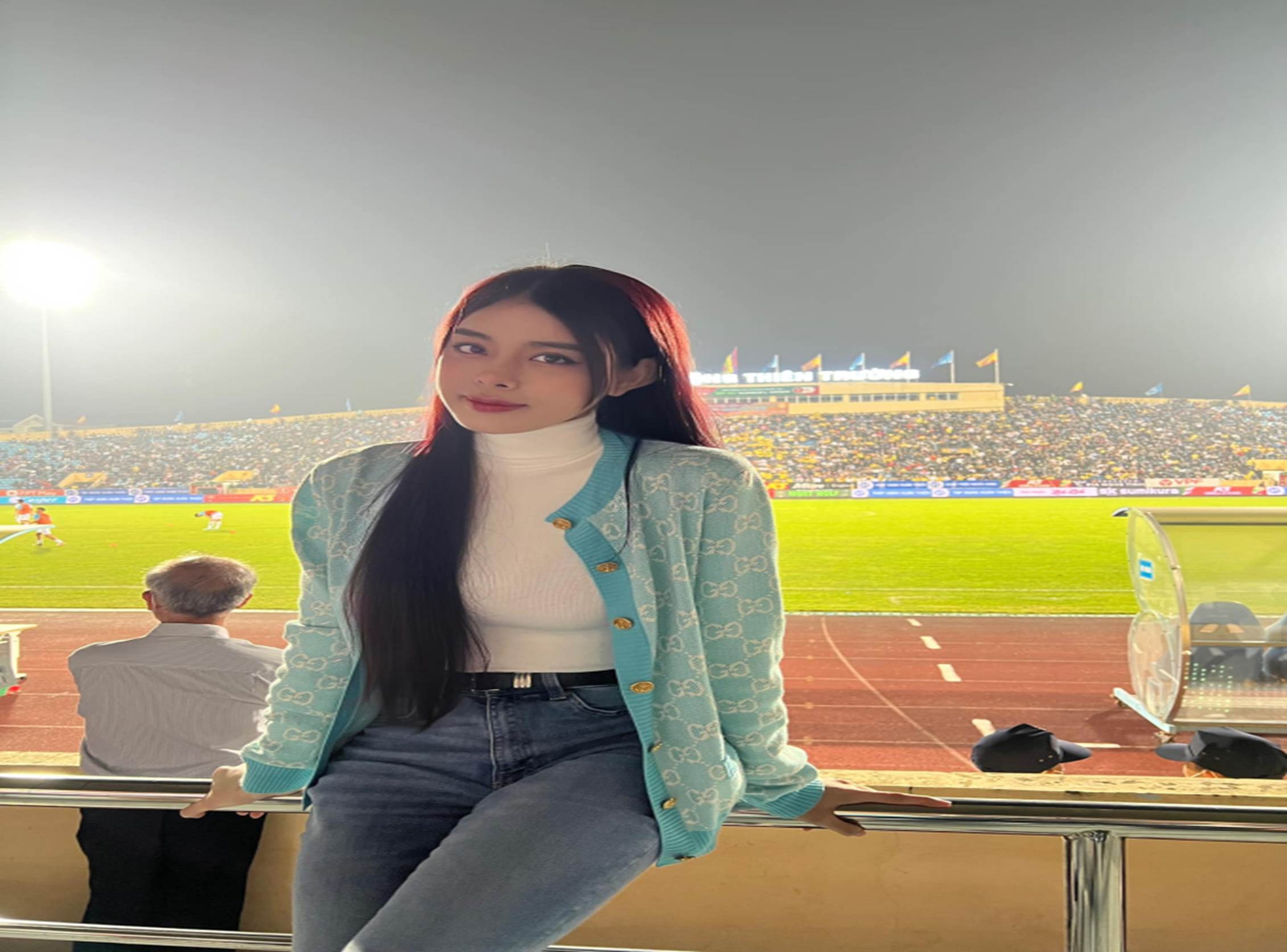 Bạn gái hotgirl của Văn Thanh lọt mắt xanh cameraman khi cùng Độ Mixi bất ngờ xuất hiện trên khán đài-4