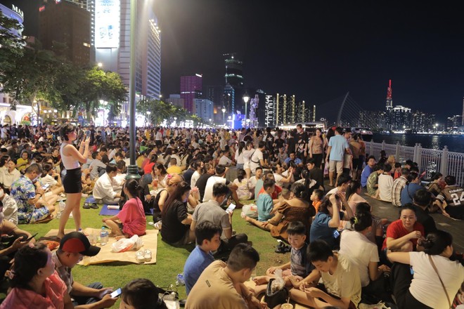 Từ sinh viên đến dân văn phòng đổ xô bán nước giải khát tối 30/4, lời một gấp đôi, kiếm tiền triệu mỗi tối-1