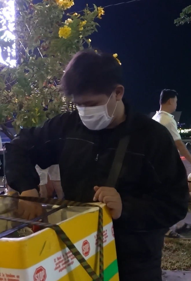 Từ sinh viên đến dân văn phòng đổ xô bán nước giải khát tối 30/4, lời một gấp đôi, kiếm tiền triệu mỗi tối-2