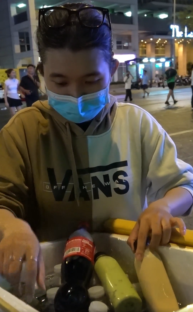 Từ sinh viên đến dân văn phòng đổ xô bán nước giải khát tối 30/4, lời một gấp đôi, kiếm tiền triệu mỗi tối-3