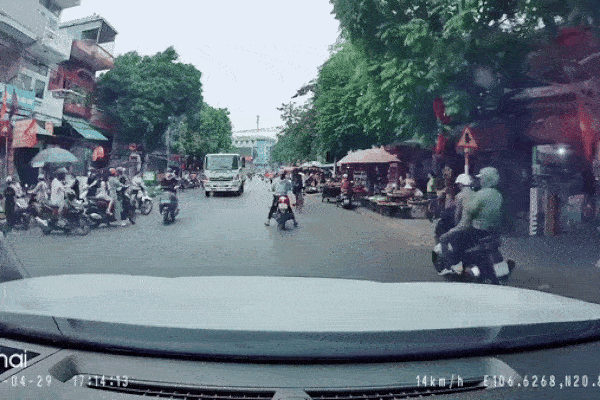 Vượt ẩu, người phụ nữ đi xe máy ngã nhào vào gầm ô tô tải