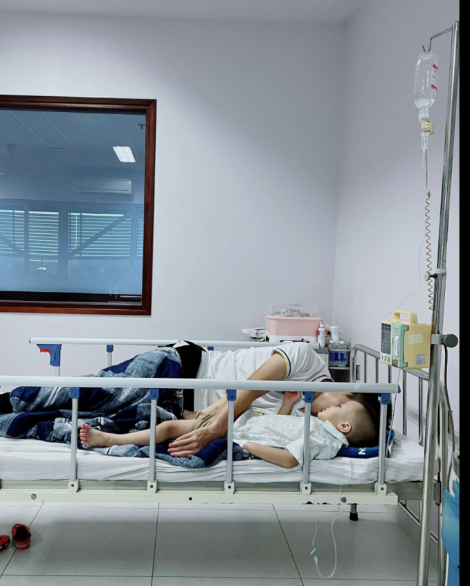Xót xa hình ảnh Duy Mạnh nằm trông con trong bệnh viện, mua đống thuốc đắt đỏ để trị bệnh cho quý tử, hội bố bỉm sữa đồng cảm-1