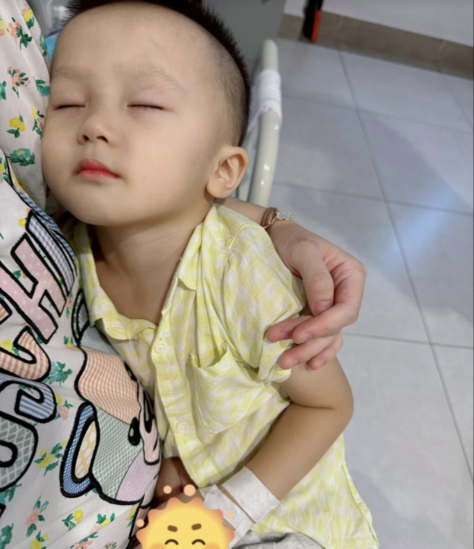 Xót xa hình ảnh Duy Mạnh nằm trông con trong bệnh viện, mua đống thuốc đắt đỏ để trị bệnh cho quý tử, hội bố bỉm sữa đồng cảm-2