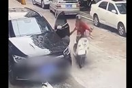 Clip: Mở cửa bất cẩn, tài xế ô tô khiến người phụ nữ ngã bất tỉnh