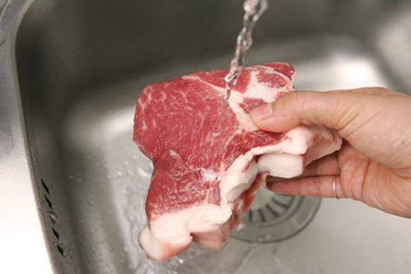 Nên hay không nên rửa thịt trước khi nấu? Thì ra bấy lâu rất nhiều người làm sai mà không biết-1