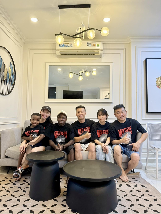 Bức ảnh gây nổ MXH: Quang Linh Vlogs hội ngộ Thùy Tiên, Lôi Con nhanh trí có hành động gỡ gạc sai lầm 2 năm trước!-1