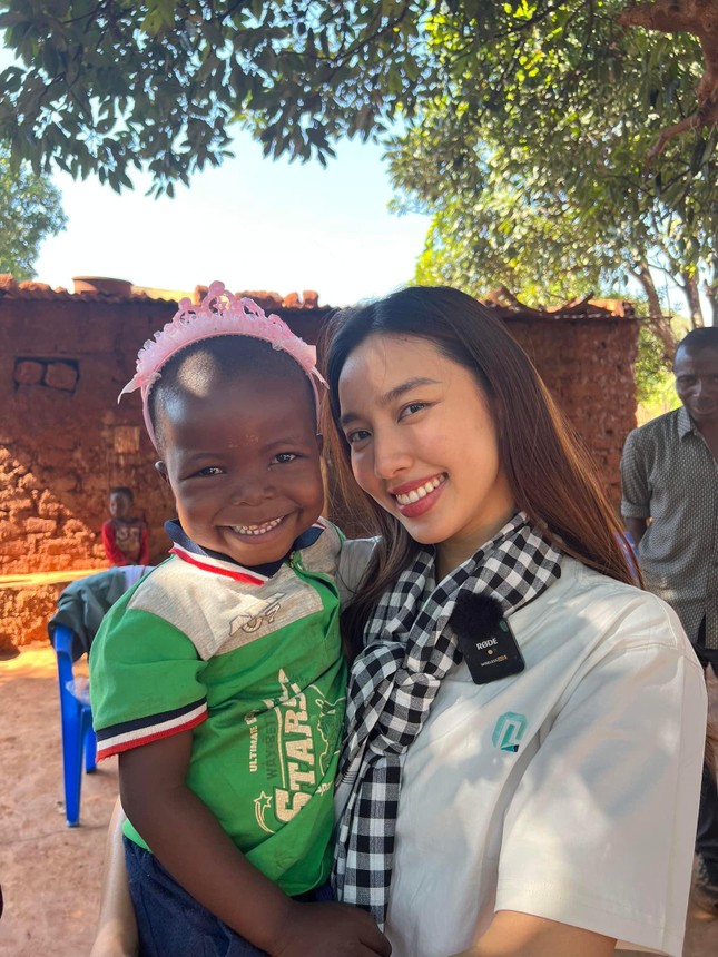 Bức ảnh gây nổ MXH: Quang Linh Vlogs hội ngộ Thùy Tiên, Lôi Con nhanh trí có hành động gỡ gạc sai lầm 2 năm trước!-3