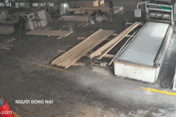 Người phụ nữ ‘ngáo đá’ cầm dao xông vào trụ sở công an, tấn công 2 người-2