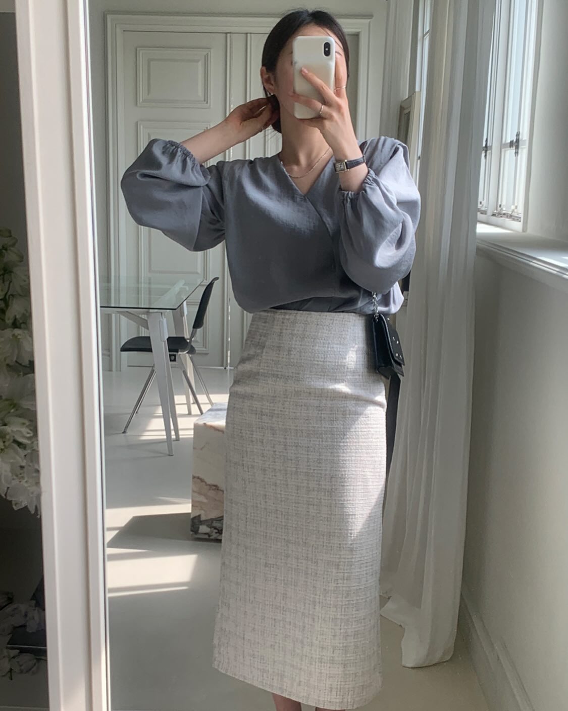 4 mẫu áo phù hợp để mặc với chân váy suông-4