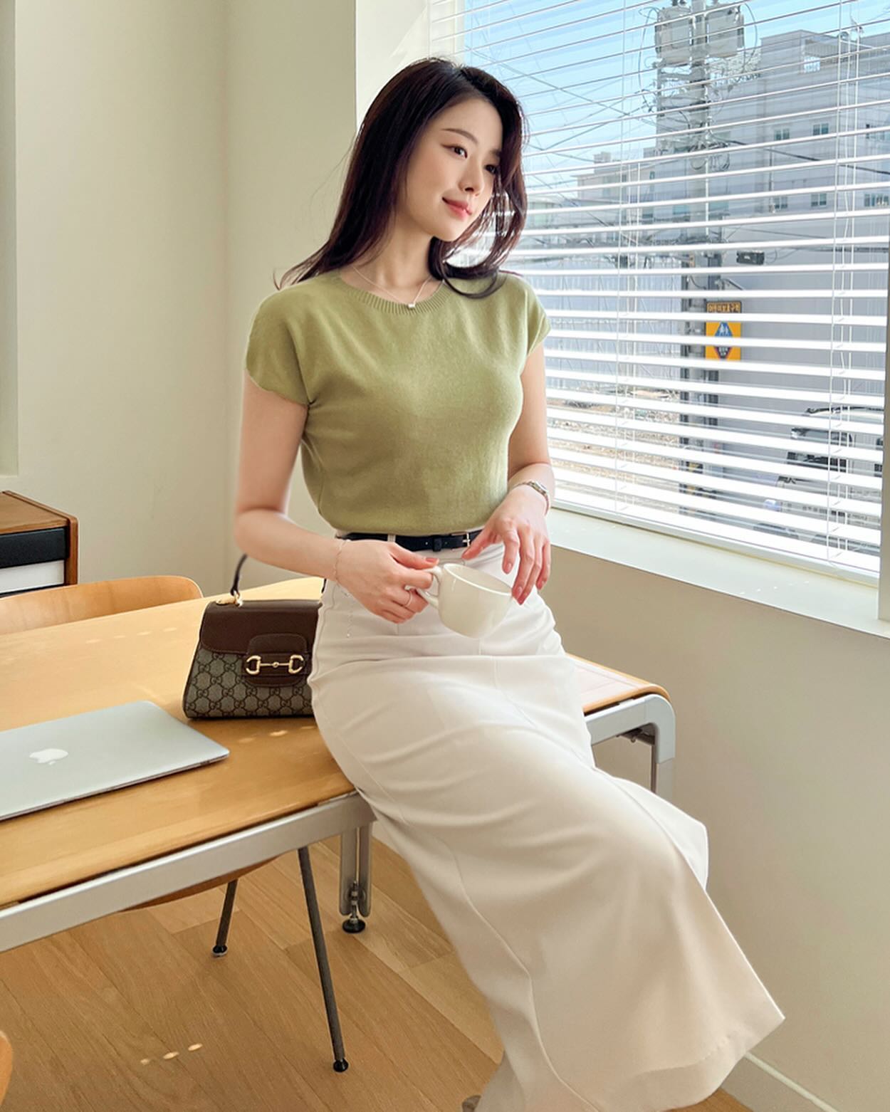 4 mẫu áo phù hợp để mặc với chân váy suông-5