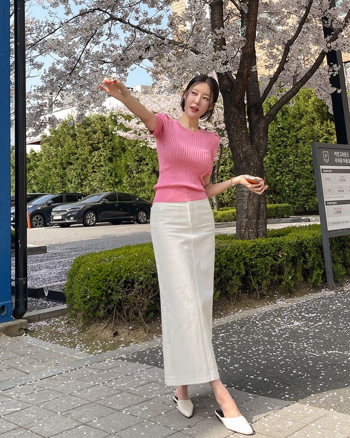 4 mẫu áo phù hợp để mặc với chân váy suông-6