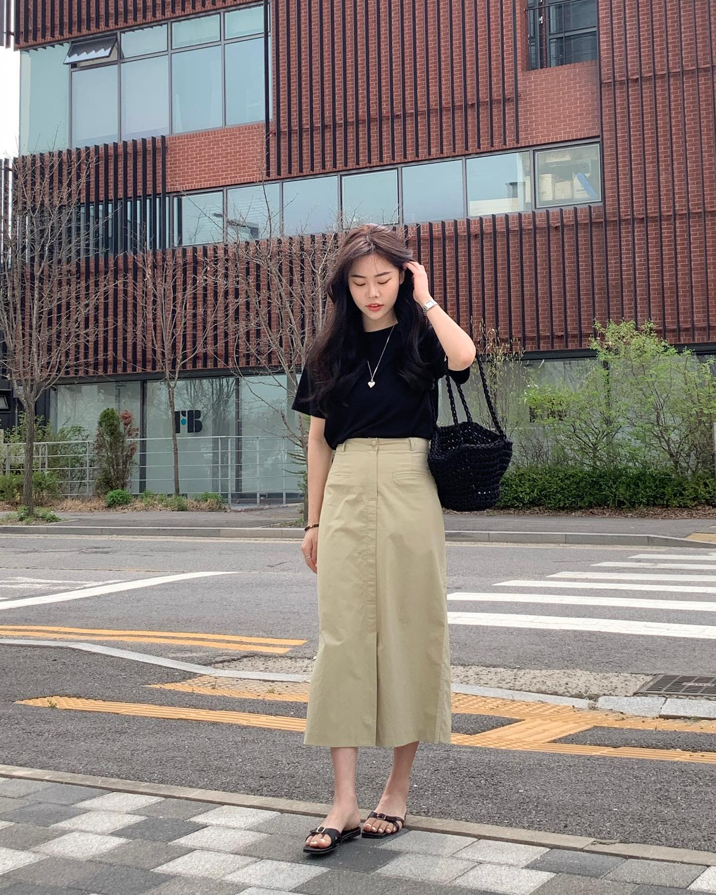 4 mẫu áo phù hợp để mặc với chân váy suông-7