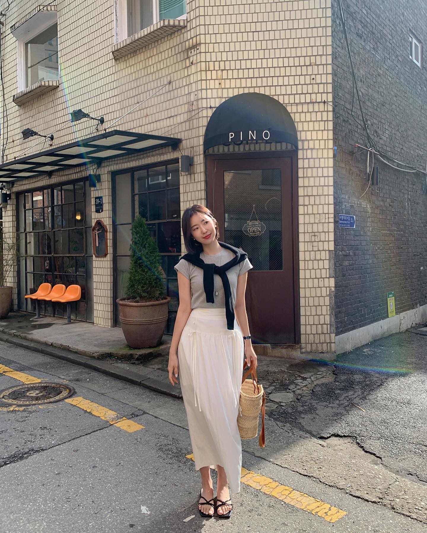 4 mẫu áo phù hợp để mặc với chân váy suông-8