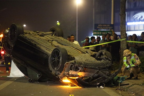 Ô tô Mercedes lật ngửa sau va chạm với xe máy ở Hà Nội