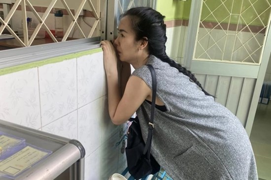 Bức ảnh bà mẹ đứng lấp ló ngoài cửa lớp học ngó con khiến dân mạng phì cười: Tưởng ai, hóa ra là một sao nữ nổi tiếng