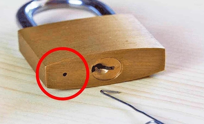Vì sao ổ khóa nào cũng có một lỗ nhỏ bí ẩn ở phía dưới: Rốt cuộc chúng có tác dụng gì?-2