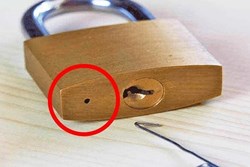 Vì sao ổ khóa nào cũng có một lỗ nhỏ 'bí ẩn' ở phía dưới: Rốt cuộc chúng có tác dụng gì?