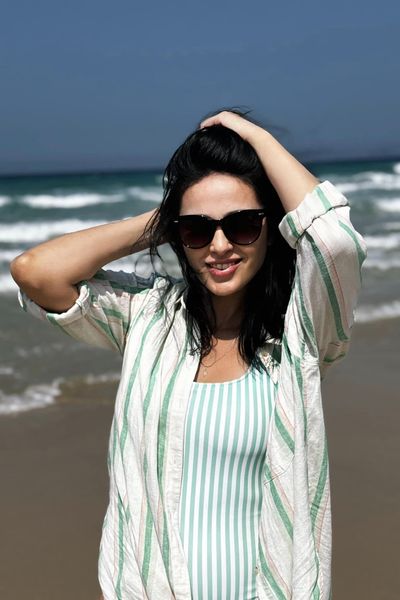 Mẹ vợ Tây của Bùi Tiến Dũng diện bikini, khoe chân dài miên man, nhan sắc cuốn hút không thua kém mẹ vợ trẻ đẹp của Đoàn Văn Hậu-1