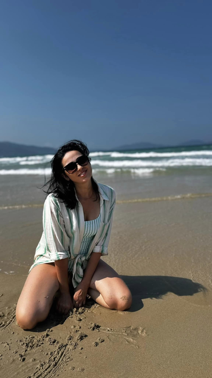 Mẹ vợ Tây của Bùi Tiến Dũng diện bikini, khoe chân dài miên man, nhan sắc cuốn hút không thua kém mẹ vợ trẻ đẹp của Đoàn Văn Hậu-3