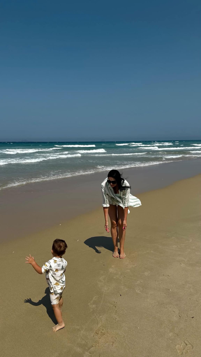 Mẹ vợ Tây của Bùi Tiến Dũng diện bikini, khoe chân dài miên man, nhan sắc cuốn hút không thua kém mẹ vợ trẻ đẹp của Đoàn Văn Hậu-5