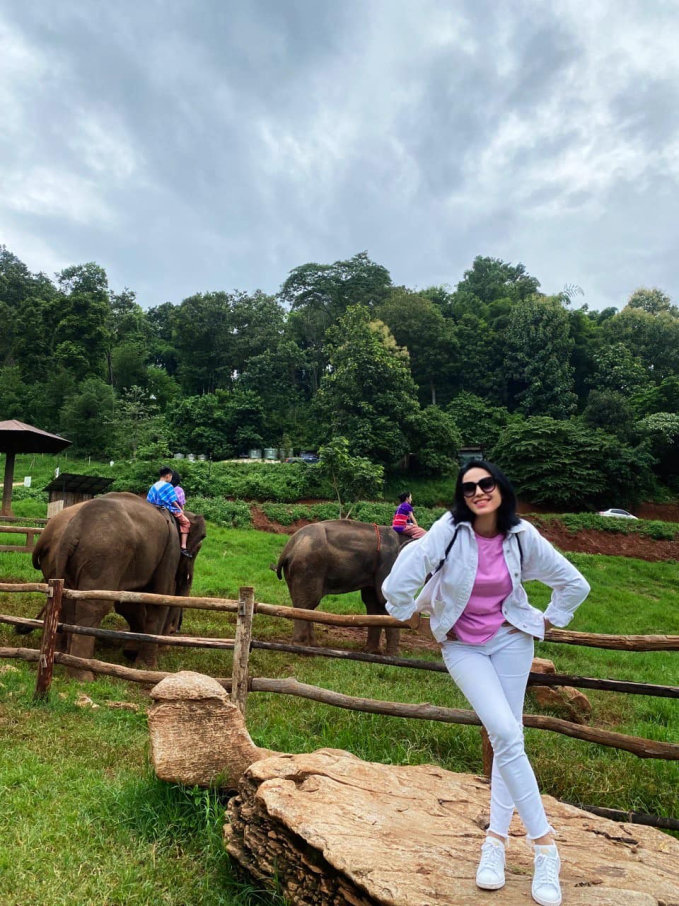 Mẹ vợ Tây của Bùi Tiến Dũng diện bikini, khoe chân dài miên man, nhan sắc cuốn hút không thua kém mẹ vợ trẻ đẹp của Đoàn Văn Hậu-7