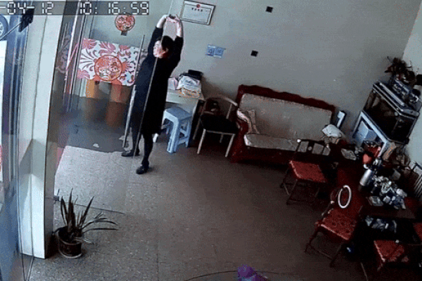 Clip: Cửa kính bất ngờ vỡ tan trước mặt người phụ nữ đang đứng ngáp