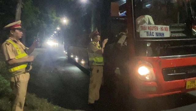 Hai anh em bị nhà xe bỏ lại, phải ngủ trên đèo Hải Vân-1