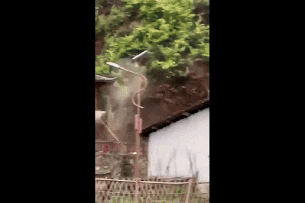 Đang nằm ngủ trong nhà, người đàn ông suýt bị bồn nước rơi trúng-2