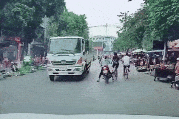 Clip: Ngã xuống đường, người phụ nữ suýt bị xe tải cán trúng