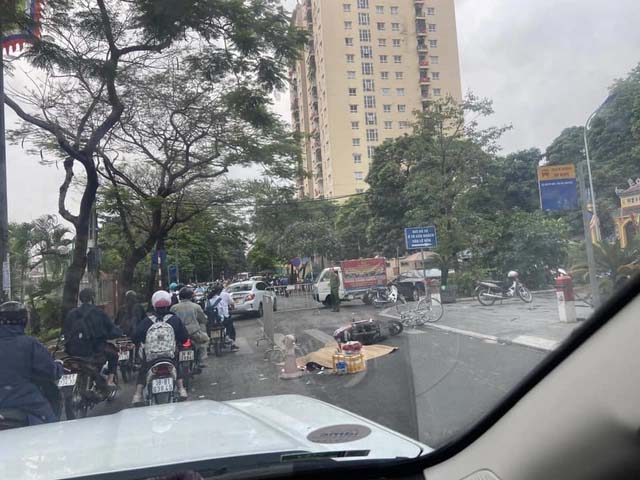 Hà Nội: Va chạm xe máy với xe đạp làm 1 người tử vong-1