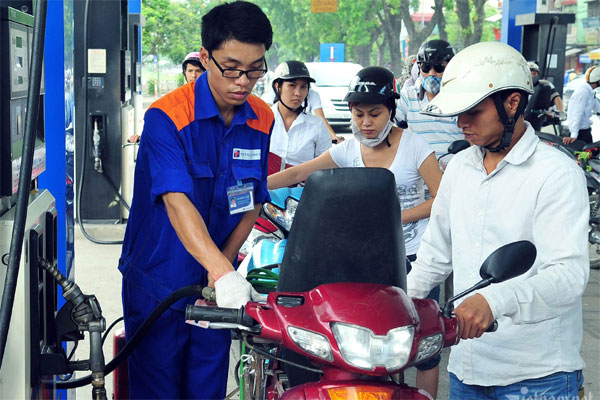 Giá xăng tăng, RON 95 áp sát 25.000 đồng/lít-1