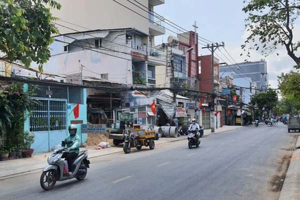 Giật điện thoại của cô gái, vài giây sau tên cướp gặp quả báo: Video hiện trường hồi hộp đến nghẹt thở-4