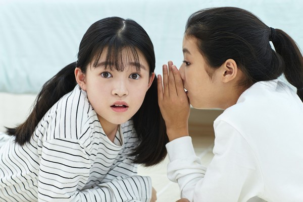 Phát hiện con gái teen lộ ảnh nhạy cảm, mẹ chưa kịp dạy đã bị đốp thẳng: Chuyện có gì to tát đâu, mẹ quen đi!”-4