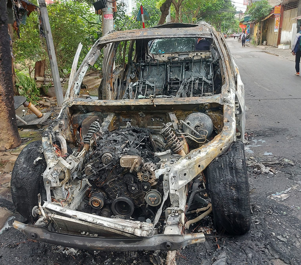 Chưa tìm được chủ xe BMW cháy trơ khung tại Hà Nội-2