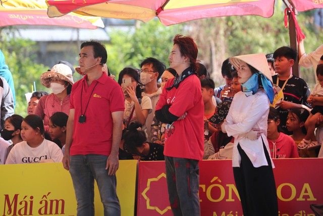 Phương Mỹ Chi: Từ khi nổi tiếng, tôi không cho cha mẹ đi làm nữa-2