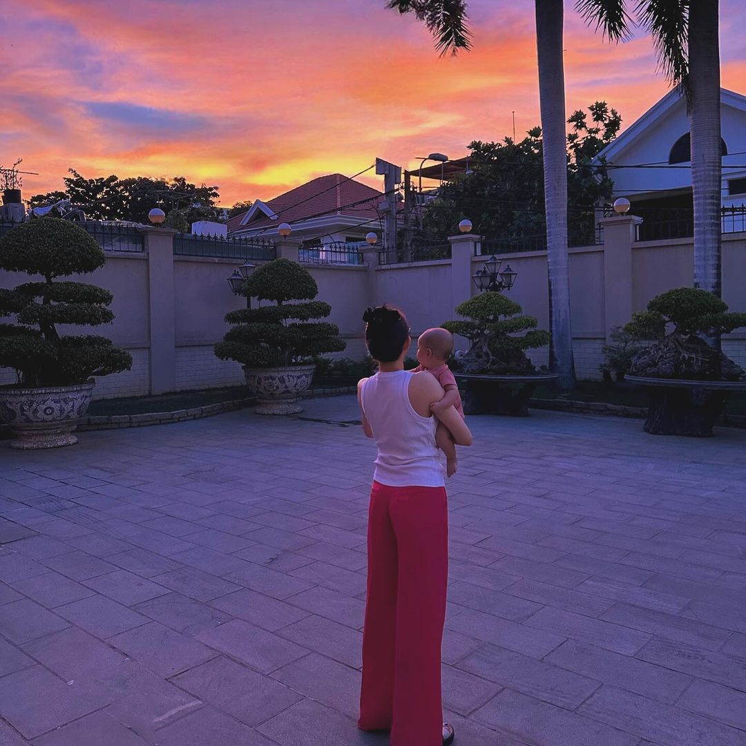 Ái nữ hào môn 5 tháng tuổi nhà Linh Rin - Phillip Nguyễn lộ diện, bố mẹ có hành động siêu cưng chiều-1