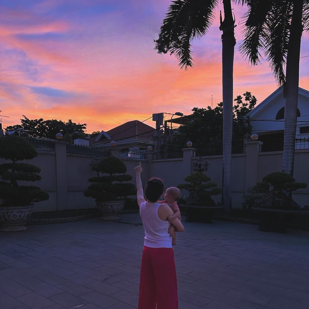 Ái nữ hào môn 5 tháng tuổi nhà Linh Rin - Phillip Nguyễn lộ diện, bố mẹ có hành động siêu cưng chiều-2