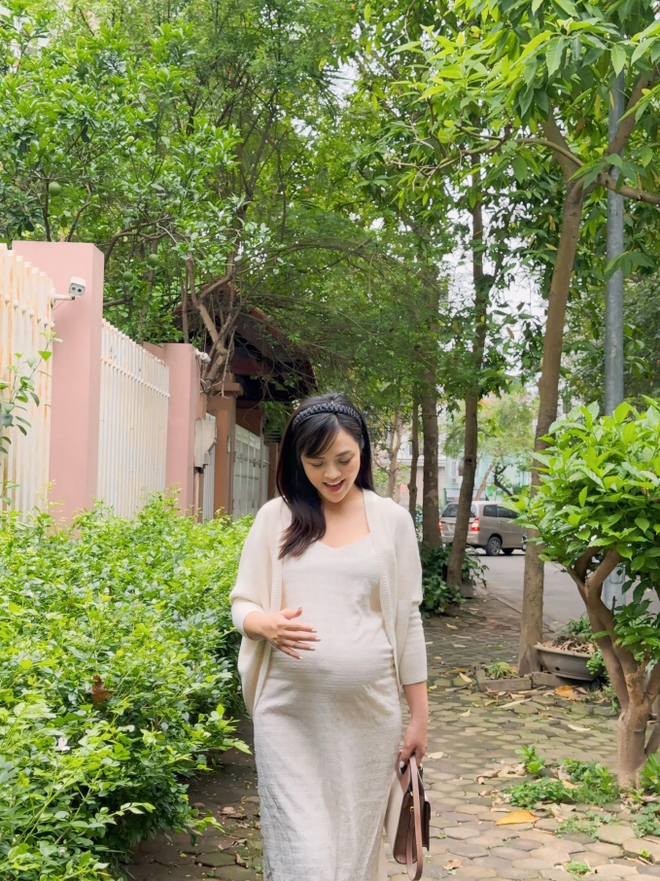 Thu Quỳnh khoe nhan sắc và bụng bầu to vượt mặt tháng cuối thai kỳ, hé lộ thông tin đặc biệt trước ngày lâm bồn-2