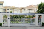 Trường quốc tế ở TPHCM phát sách tả cảnh 'giường chiếu' cho học sinh lớp 11