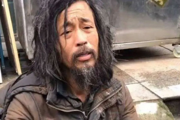 Người đàn ông ăn xin bỗng nổi tiếng sau một đêm, đổi đời thành triệu phú và được cả nước gọi là thầy”: Lý do vô cùng bất ngờ-1