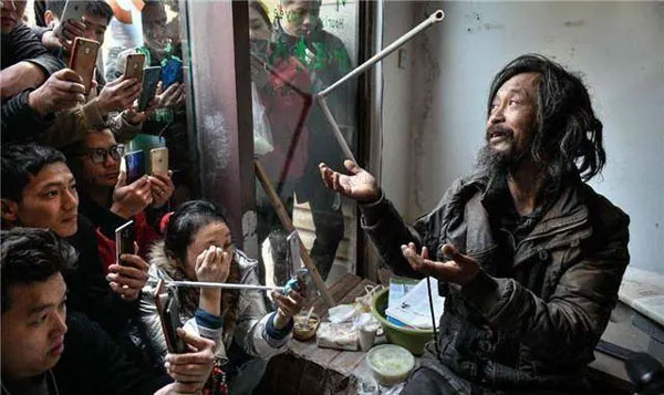 Người đàn ông ăn xin bỗng nổi tiếng sau một đêm, đổi đời thành triệu phú và được cả nước gọi là thầy”: Lý do vô cùng bất ngờ-3