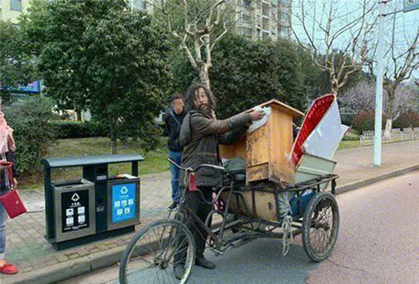 Người đàn ông ăn xin bỗng nổi tiếng sau một đêm, đổi đời thành triệu phú và được cả nước gọi là thầy”: Lý do vô cùng bất ngờ-6