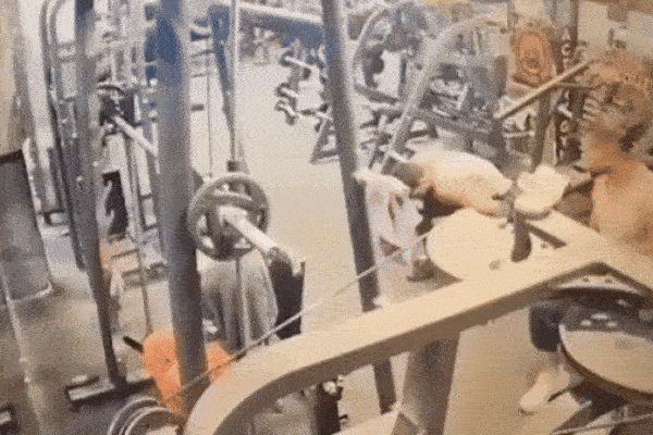 Clip: Nghi bị đột quỵ khi đang tập thể dục, người đàn ông tử vong