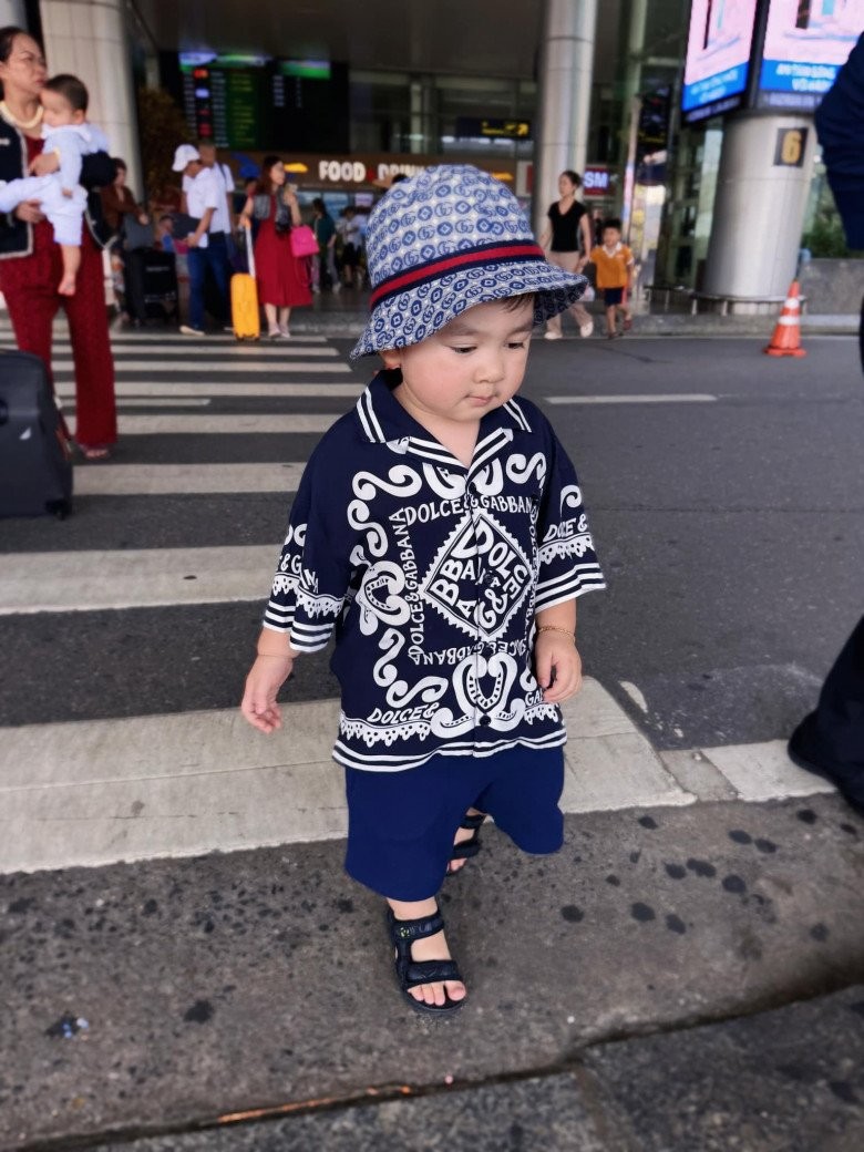 Con trai Chi Bảo và vợ đại gia mới hơn 2 tuổi đã thích bạn gái Tây, chủ động ngắm vuốt tóc bạn-11