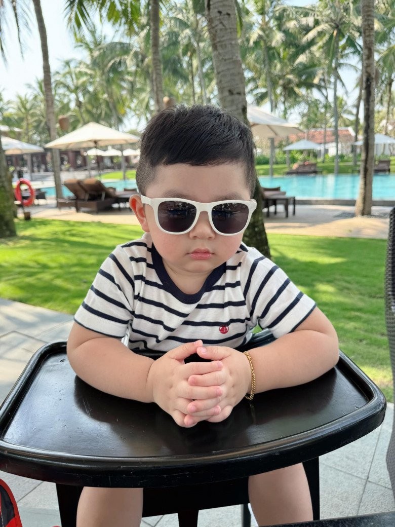 Con trai Chi Bảo và vợ đại gia mới hơn 2 tuổi đã thích bạn gái Tây, chủ động ngắm vuốt tóc bạn-6